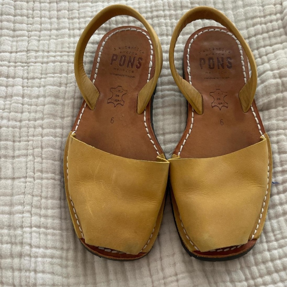 Pons Sandals in the color classic style mustard